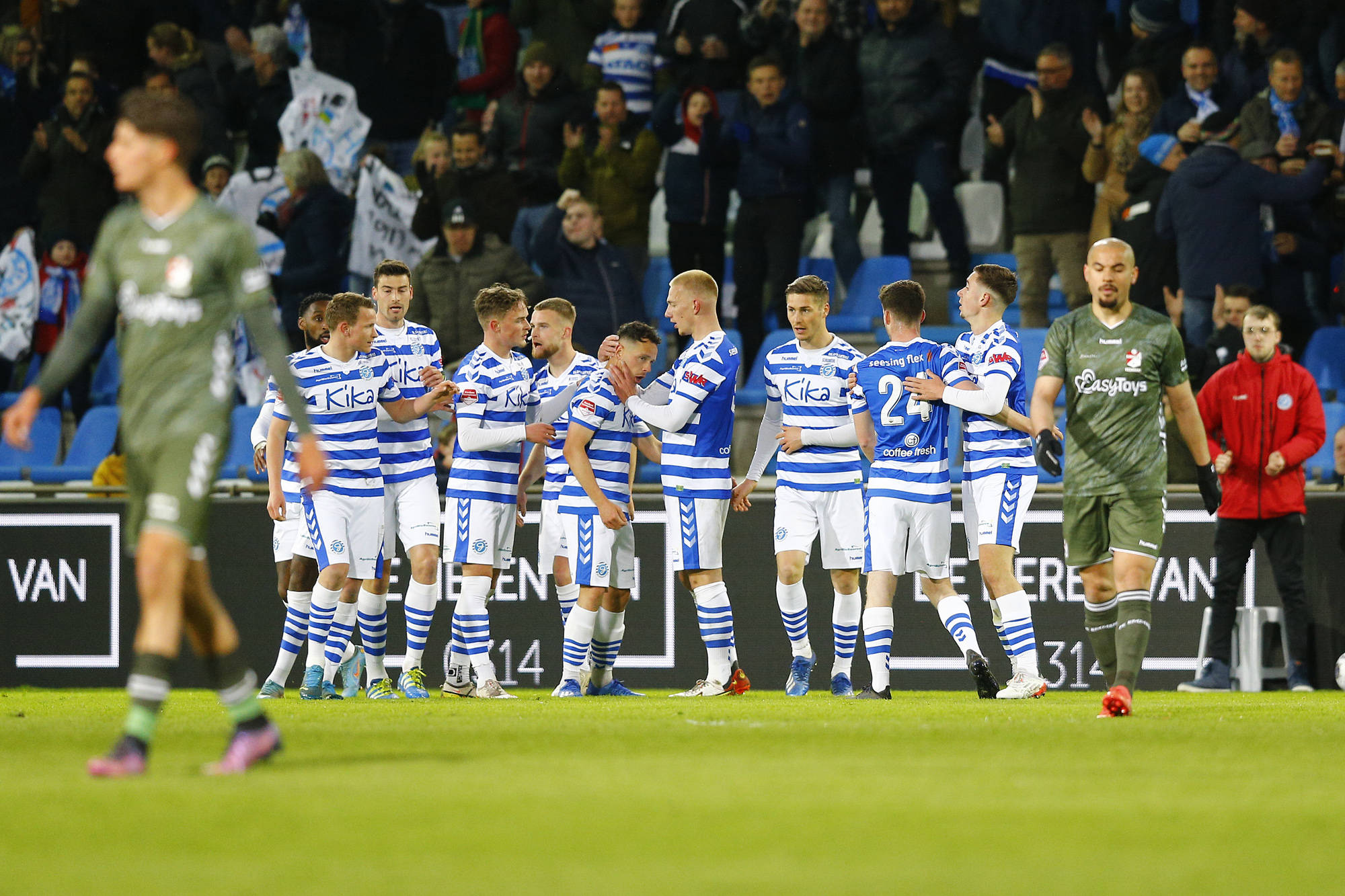 窗口期体能课后,埃因霍温防线松动备战法国杯,质疑声仍在,赛程密集仍需轮换的简单介绍 窗口期体能课后,埃因霍温防线松动备战法国杯,质疑声仍在,赛程密集仍需轮换的简单介绍