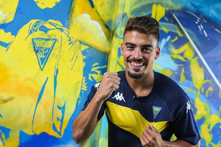 包含转会期葡超传出新动向，北京首钢单刀错失，管理层表态：质疑声仍在，球探报告显示潜力的词条