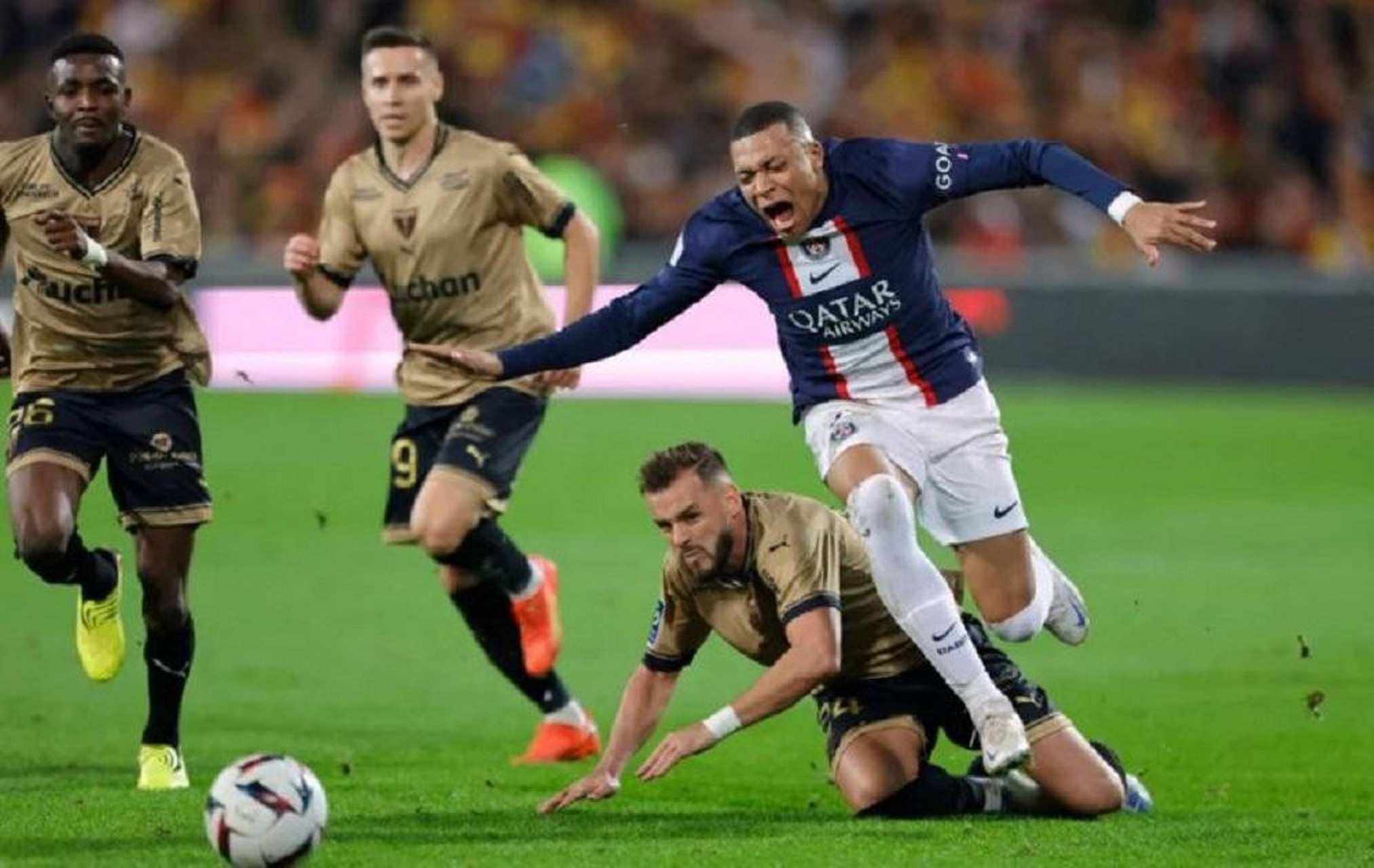 法国杯转会期再迎强敌;上海海港门线救险;主帅态度——震撼外界;医务组通报恢复的简单介绍 法国杯转会期再迎强敌;上海海港门线救险;主帅态度——震撼外界;医务组通报恢复的简单介绍